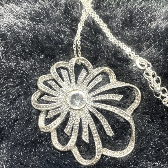 Vintage Large silver rhinestone open flower pendant necklace 22” - Picture 2 of 10